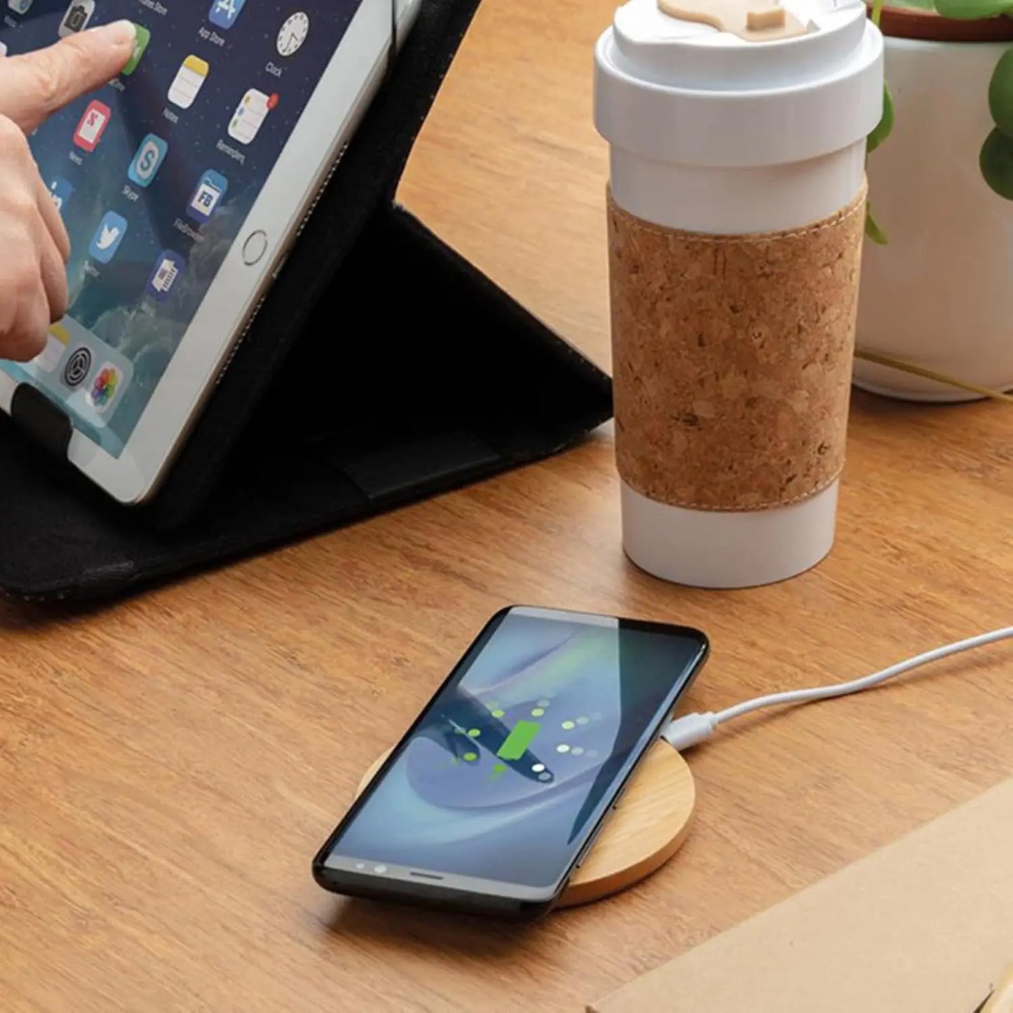 Circular 15W fast charger compatible with all wireless charging supported mobile phone wireless chargers
